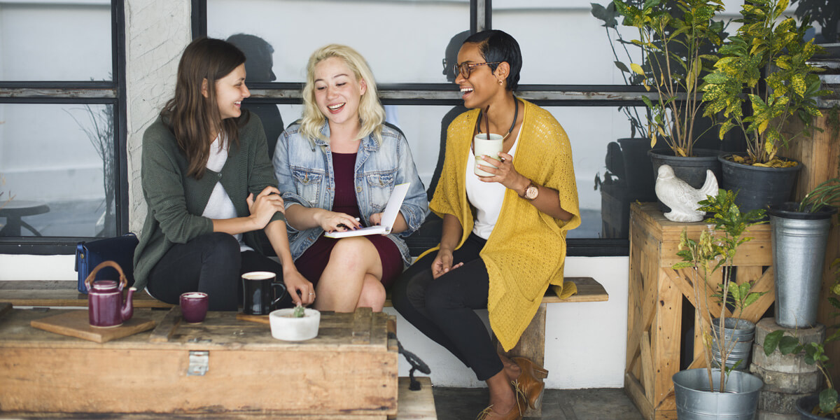 speak-fluent-english 3 women having a conversation in English